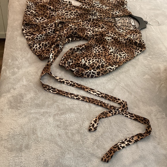 Leopard Print wrap blouse - Picture 6 of 7